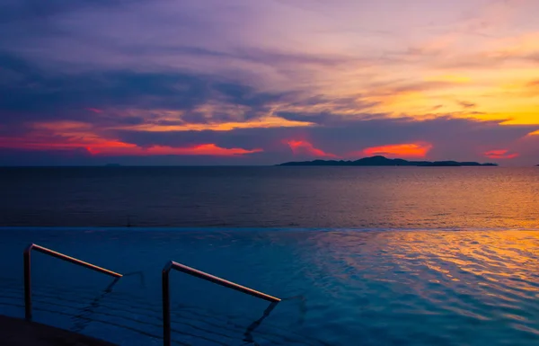 Lyxiga poolen framför havet på under solnedgången — Stockfoto