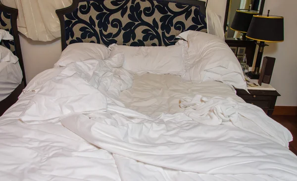 Cama desordenada deshecha con almohada y funda de edredón —  Fotos de Stock