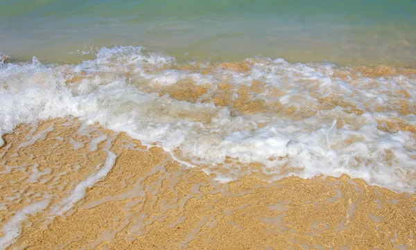 砂浜のビーチで海の波 — ストック写真