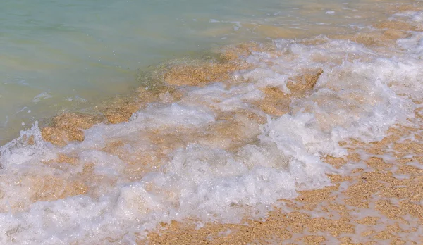 Kumlu sahilde deniz dalgası — Stok fotoğraf