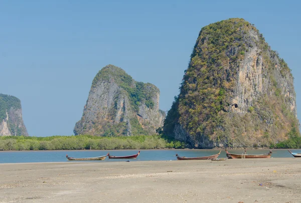 Tropisk strand traditionella lång svans båtar, Andamansjön. — Stockfoto