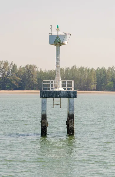 Wieży ostrzeżenie, Latarnia morska w ocean — Zdjęcie stockowe