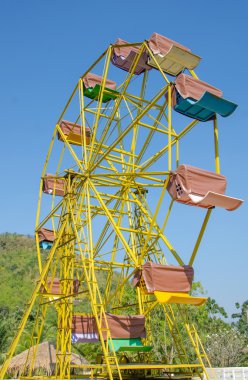 Dönme dolap ve Mavi Gökyüzü