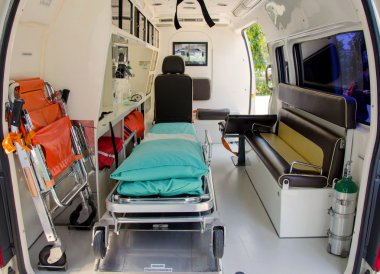 Hastane için bir ambulansın içinde.