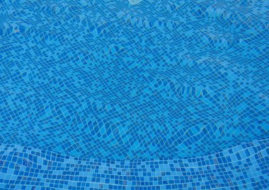 Yüzme havuzunda mavi yırtık su