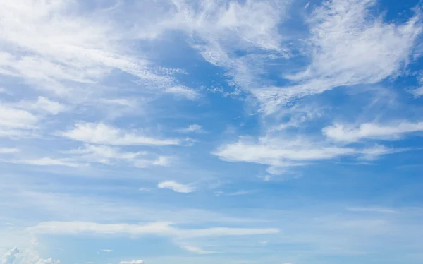 Cielo azul con nubes. —  Fotos de Stock
