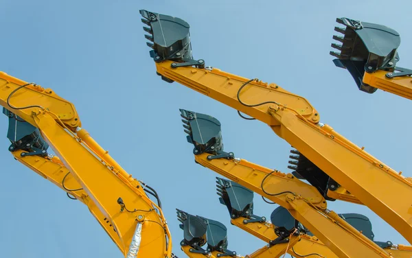 Graafmachine emmer op het einde van een gele hydraulische arm van een diggi — Stockfoto