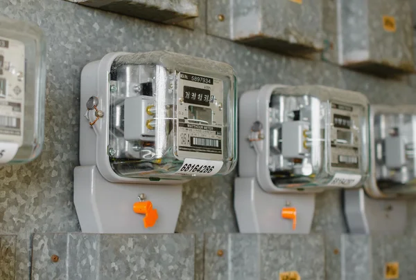 Wattstunde Elektrozähler Messgerät in der Wohnung — Stockfoto