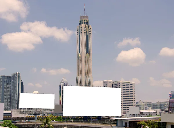 Gran valla publicitaria en blanco en la carretera con vista a la ciudad fondo —  Fotos de Stock