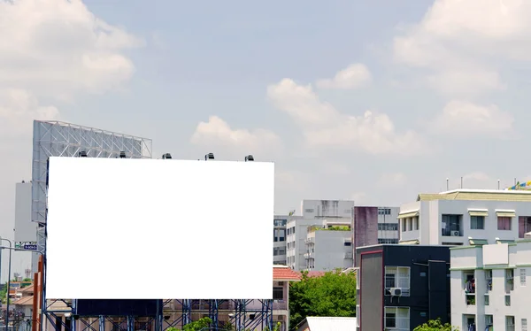 Stor tomt billboard på väg med staden bakgrunden — Stockfoto