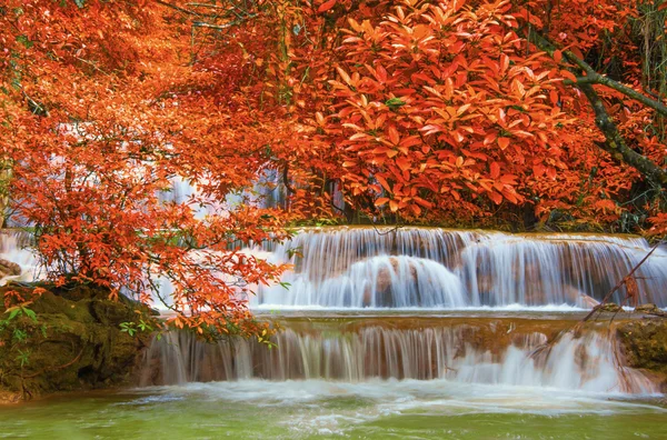 Waterfall in deep rain forest jungle (Huay Mae Kamin Waterfall i — Stock Photo, Image