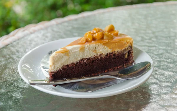 Choklad mandel tårta på bord — Stockfoto