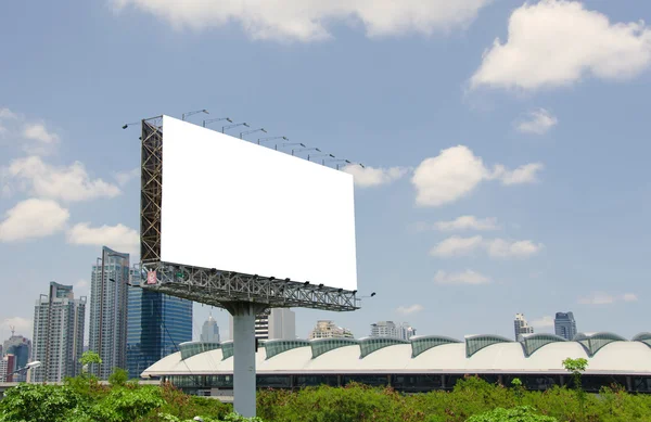 Grande outdoor em branco na estrada com vista para a cidade fundo — Fotografia de Stock