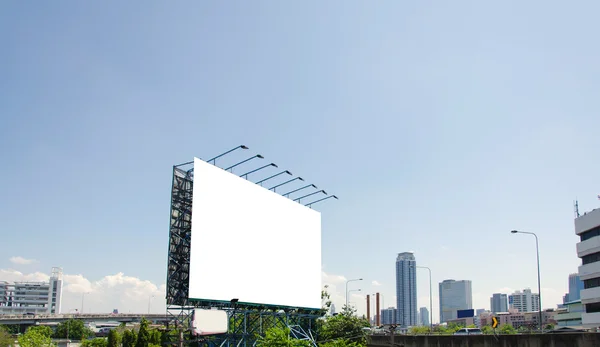 Grande cartellone bianco su strada con sfondo vista città — Foto Stock