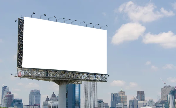 Grand panneau d'affichage blanc sur la route avec vue sur la ville arrière-plan — Photo