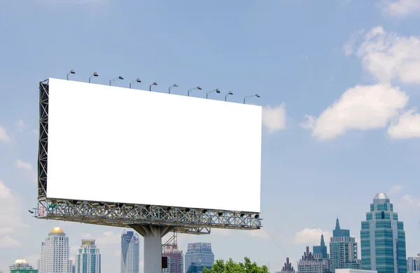 Gran valla publicitaria en blanco en la carretera con vista a la ciudad fondo —  Fotos de Stock