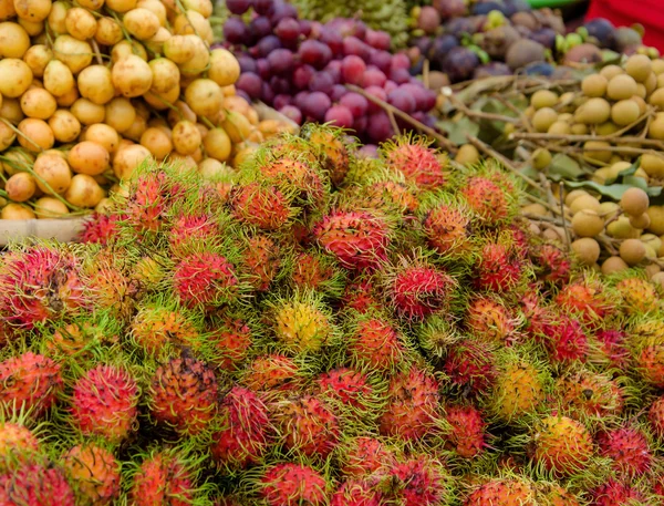 Söta frukter rambutan på marknaden — Stockfoto
