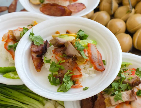 カリカリ豚ばら肉の蒸気丼と豚肉の炒め物 — ストック写真