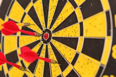 dart üzerinde çekim için daire hedefi amaçlayan Yönetim Kurulu, başarı için çalışır çok sonra gelir.