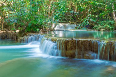 Şelale derin yağmur ormanlarında (Huay Mae Kamin Şelalesi Ulusal Parkı, Kanchanaburi Eyaleti, Tayland)