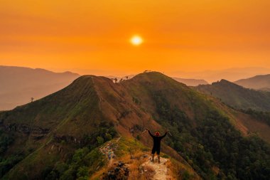 Gezgin adam Khao Chang Puak dağında sırt çantasıyla gezintiye çıktı..
