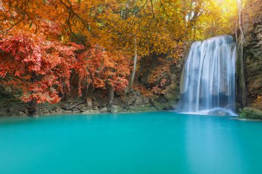 Şelale Erawan Şelalesi Ulusal Parkı 'ndaki ormanın derinliklerinde..