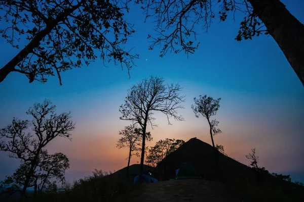 Путешественник Пеший Туризм Наслаждаясь Горах Горе Кхао Чанг Пуак Таиланд — стоковое фото