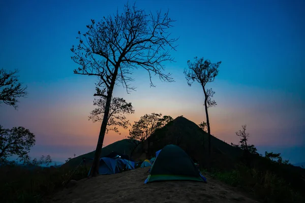 Путешественник Пеший Туризм Наслаждаясь Горах Горе Кхао Чанг Пуак Таиланд — стоковое фото