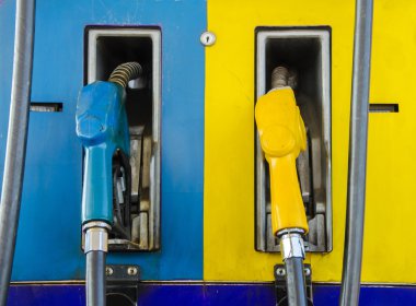 benzin pompası uçlarını bir servis istasyonu