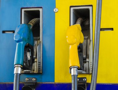 benzin pompası uçlarını bir servis istasyonu