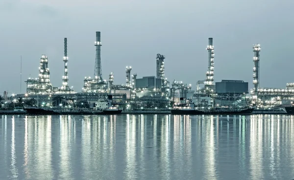 Oil refinery factory at twilight Bangkok Thailand. — Stock Photo, Image