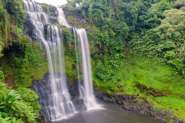 Tad gneuang waterval, paksa Champassak Zuid-laos. — Stockfoto