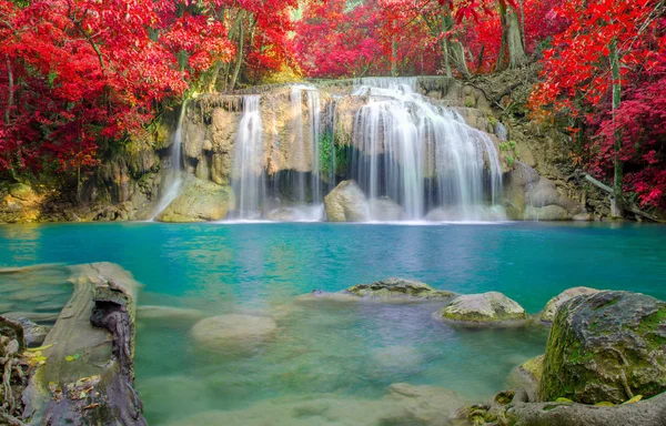 Wodospad w głębokim lesie, w parku narodowym wodospad erawan — Zdjęcie stockowe