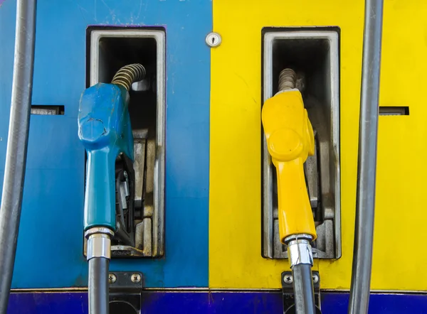benzin pompası uçlarını bir servis istasyonu