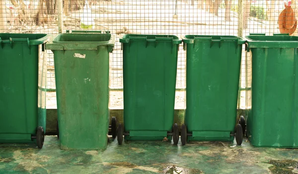 Basura sobrecargada de grandes contenedores de basura, reciclaje y jardín —  Fotos de Stock