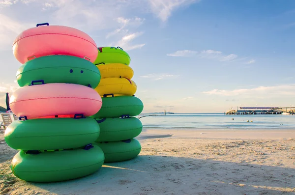 Ring buoy on the beach in summer — Stock Photo, Image