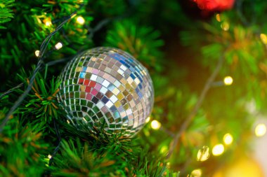 Dekorasyon için Noel ve Yılbaşı tatil arka plan ile Noel ağacı.