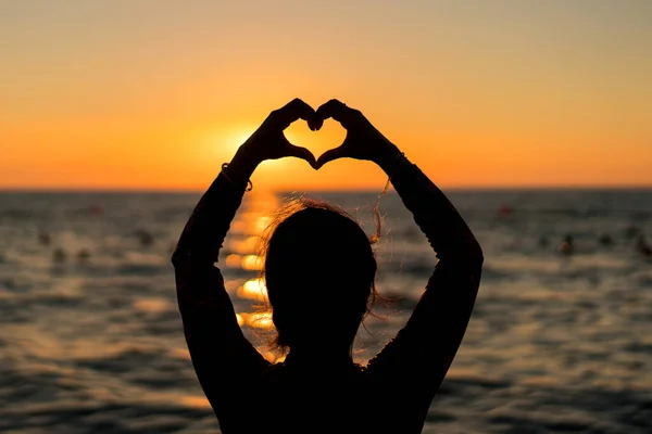 Silueta Mujer Hermoso Atardecer Sobre Mar Forma Gesto Mano Forma —  Fotos de Stock