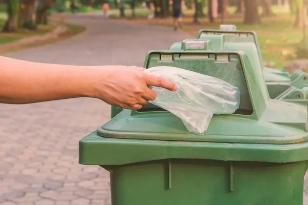 Mano Tirar Basura Bolsa Plástico Poner Botes Basura —  Fotos de Stock