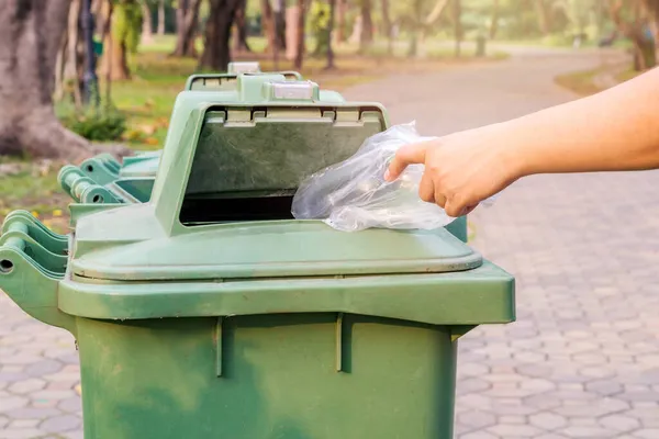 Mão Jogando Lixo Saco Plástico Colocando Latas Lixo — Fotografia de Stock