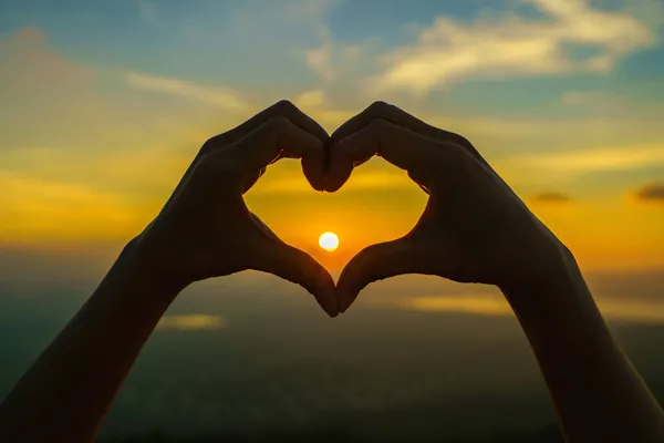 Mujer Manos Silueta Hermosa Puesta Sol Por Encima Montaña Forma —  Fotos de Stock