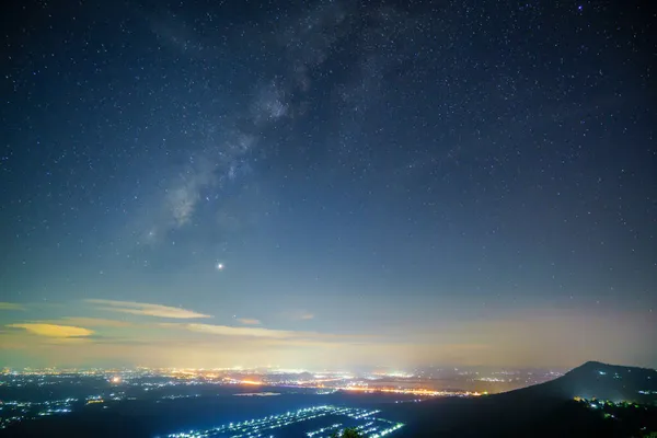 全景拍摄的银河全景全景全景 夜空背景中的星星映衬着泰国的高山和城市光景 — 图库照片