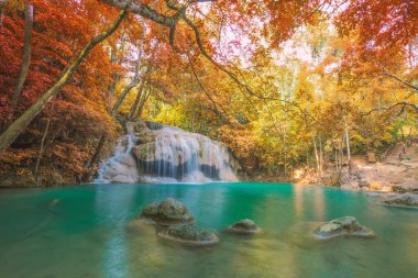 Şelale Erawan Şelalesi Ulusal Parkı 'ndaki ormanın derinliklerinde..