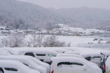 Kışın soğuk geçen kar manzarası..
