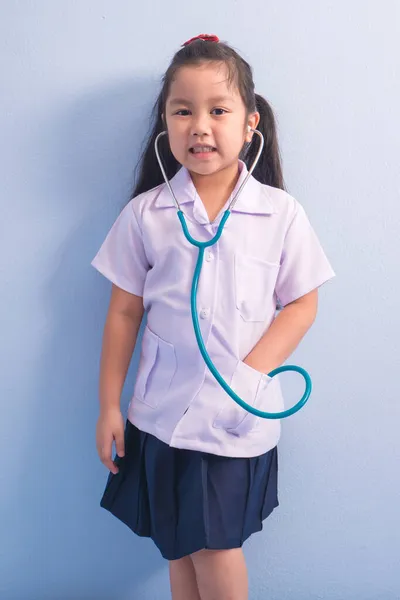 Chicas Lindas Felices Uniforme Médico Blanco Estetoscopio Actúan Como Médico —  Fotos de Stock