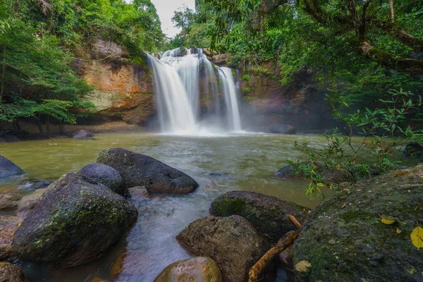 Schöner Wasserfall Mit Sonnenlicht Dschungel Haew Suwat Wasserfall Der Provinz — Stockfoto