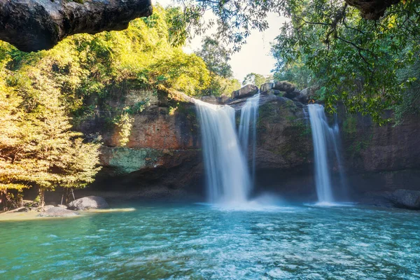 Cachoeira Bonita Com Luz Solar Selva Haew Suwat Cachoeira Província — Fotografia de Stock