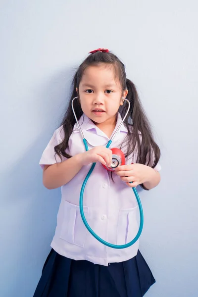 Gelukkige Schattige Meisjes Wit Medisch Uniform Stethoscoop Gedragen Zich Als — Stockfoto
