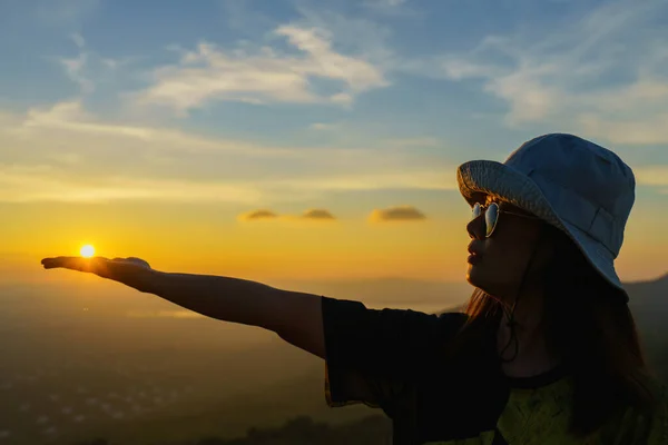 Mujer Mano Sosteniendo Puesta Sol Sobre Montaña Hermoso Paisaje — Foto de Stock