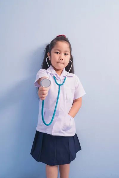 Chicas Lindas Felices Uniforme Médico Blanco Estetoscopio Actúan Como Médico —  Fotos de Stock
